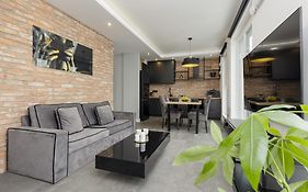 Milionowa Loft Apartment with Parking in Łódź by Noclegi Renters